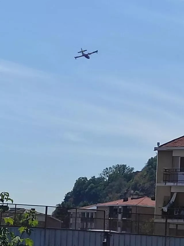 Canadair in azione su Pavone Canavese