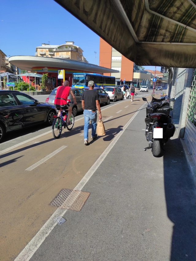 Ivrea, corso Vercelli, scooter in sosta sul marciapiede