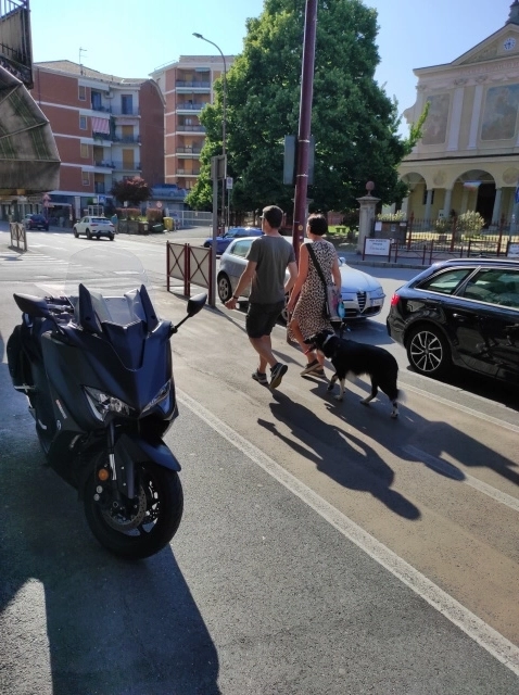 Ivrea, corso Vercelli, scooter in sosta sul marciapiede