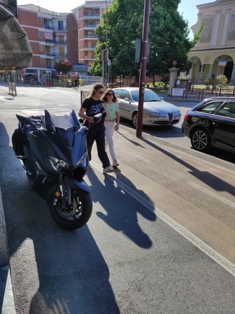 Ivrea, corso Vercelli, scooter in sosta sul marciapiede