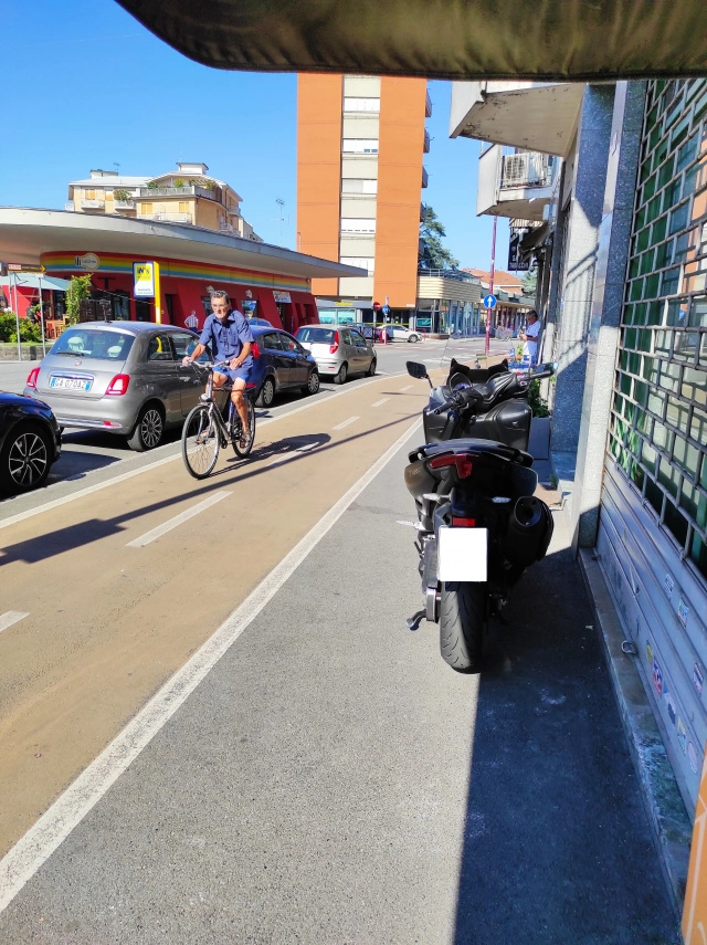 Ivrea, corso Vercelli, scooter in sosta sul marciapiede