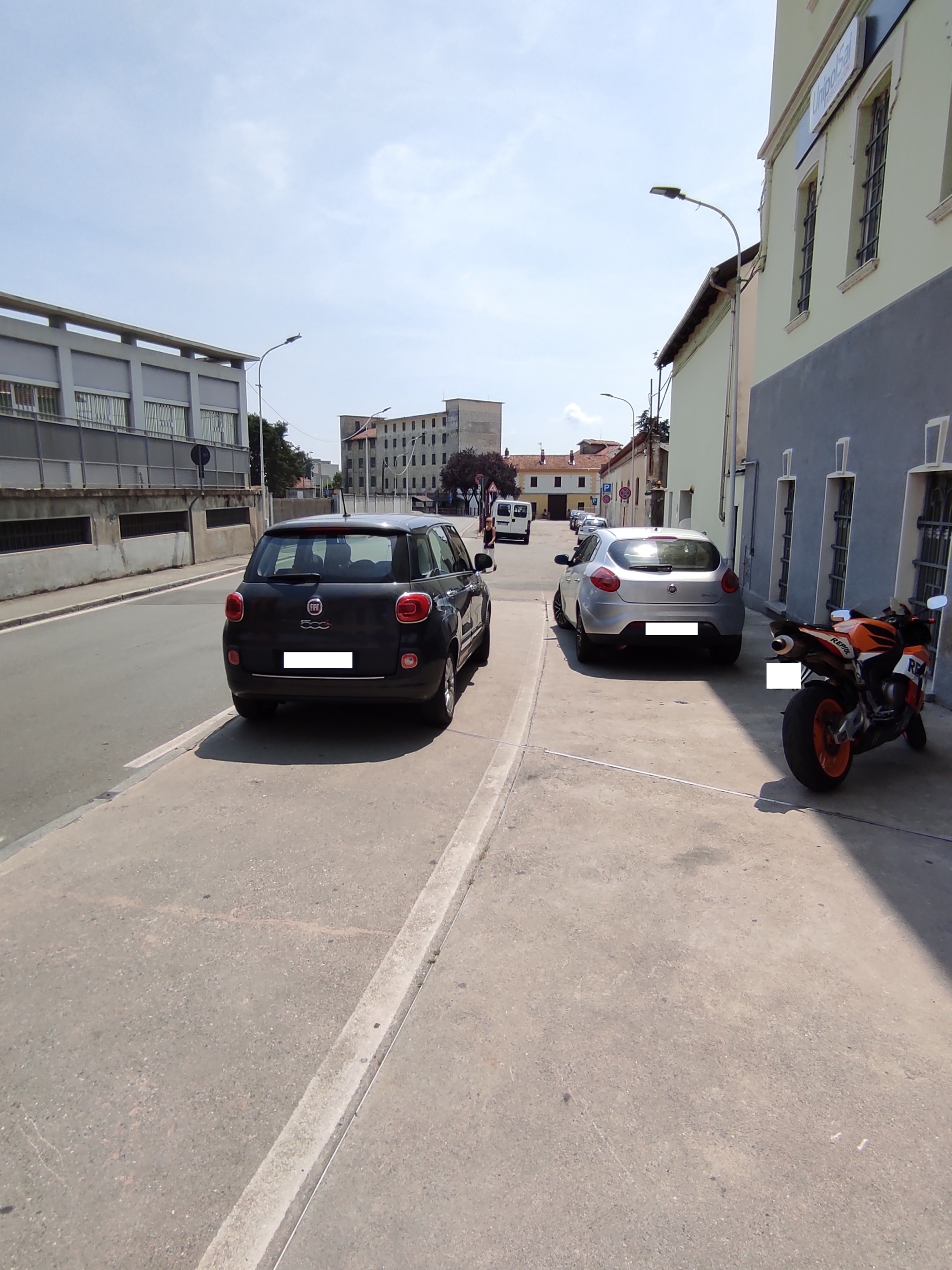 Ivrea, via Dei Mulini, auto in sosta su pista ciclabile