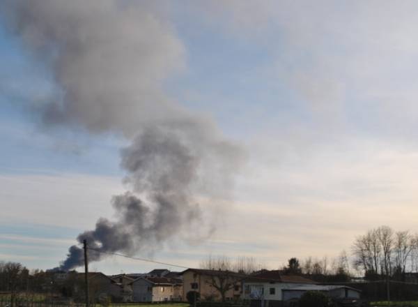 In foto l´incendio della CellTel a Scarmagno