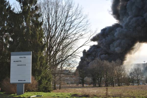 In foto l´incendio ai capannoni della CellTel di Scarmagno