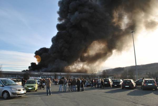 In foto l´incendio ai capannoni della CellTel di Scarmagno 3