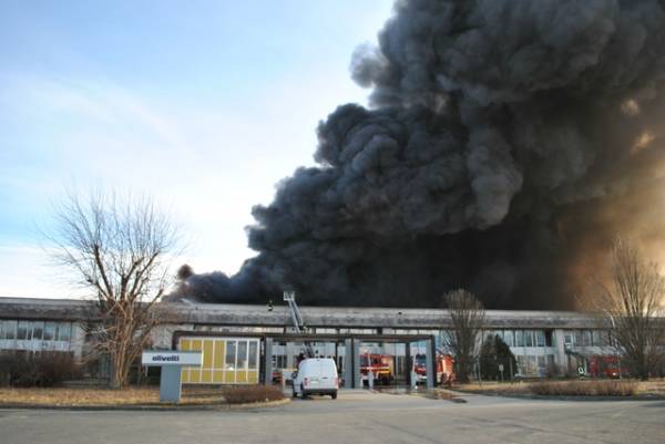 In foto l´incendio ai capannoni della CellTel di Scarmagno 4