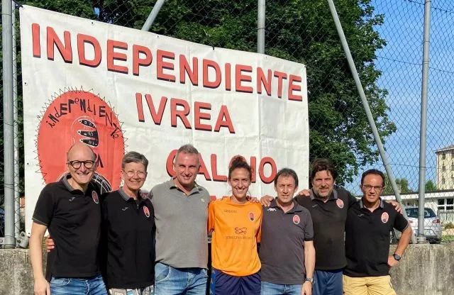 Foto di gruppo Independiente Ivrea Settore Giovanile – Da sinistra verso destra: Alberto Rossi, Maria Grazia Tognon, Fabrizio Alandi, Monica Dreon (capitano Prima Squadra), Mauro Andorno, Emiliano Iannone, Davide Porté