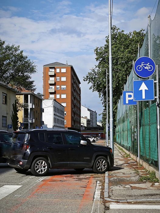 Ivrea, via De Gasperi, auto in sosta su pista ciclabile