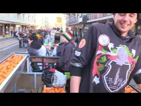 immagine di anteprima del video: @Ivrea, Carnevale, martedì 13 febbraio 2024, 1° p.te tiro e...