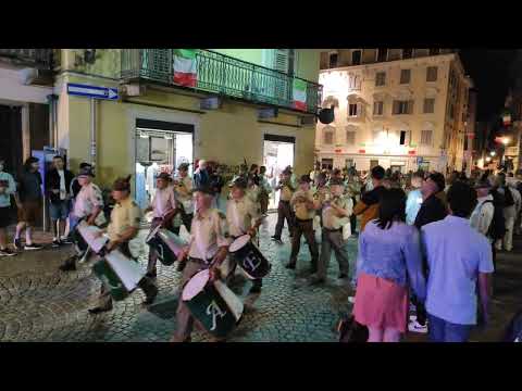 immagine di anteprima del video: Ivrea, sabato sera, sfilata delle bande musicali degli Alpini