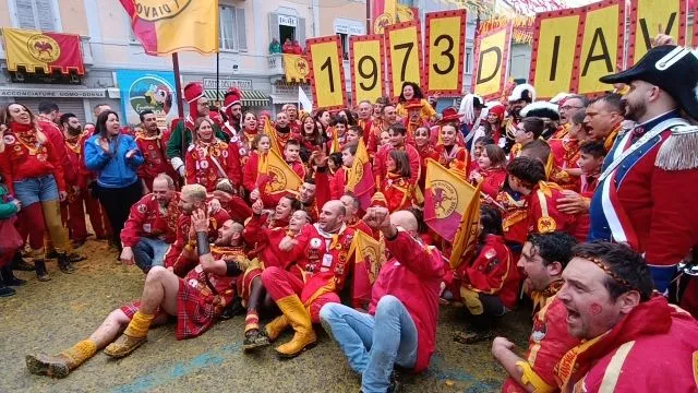 In foto la squadra dei Diavoli Aranceri il luned&igrave; di Battaglia, al passaggio di Mugnaia e Generale 
