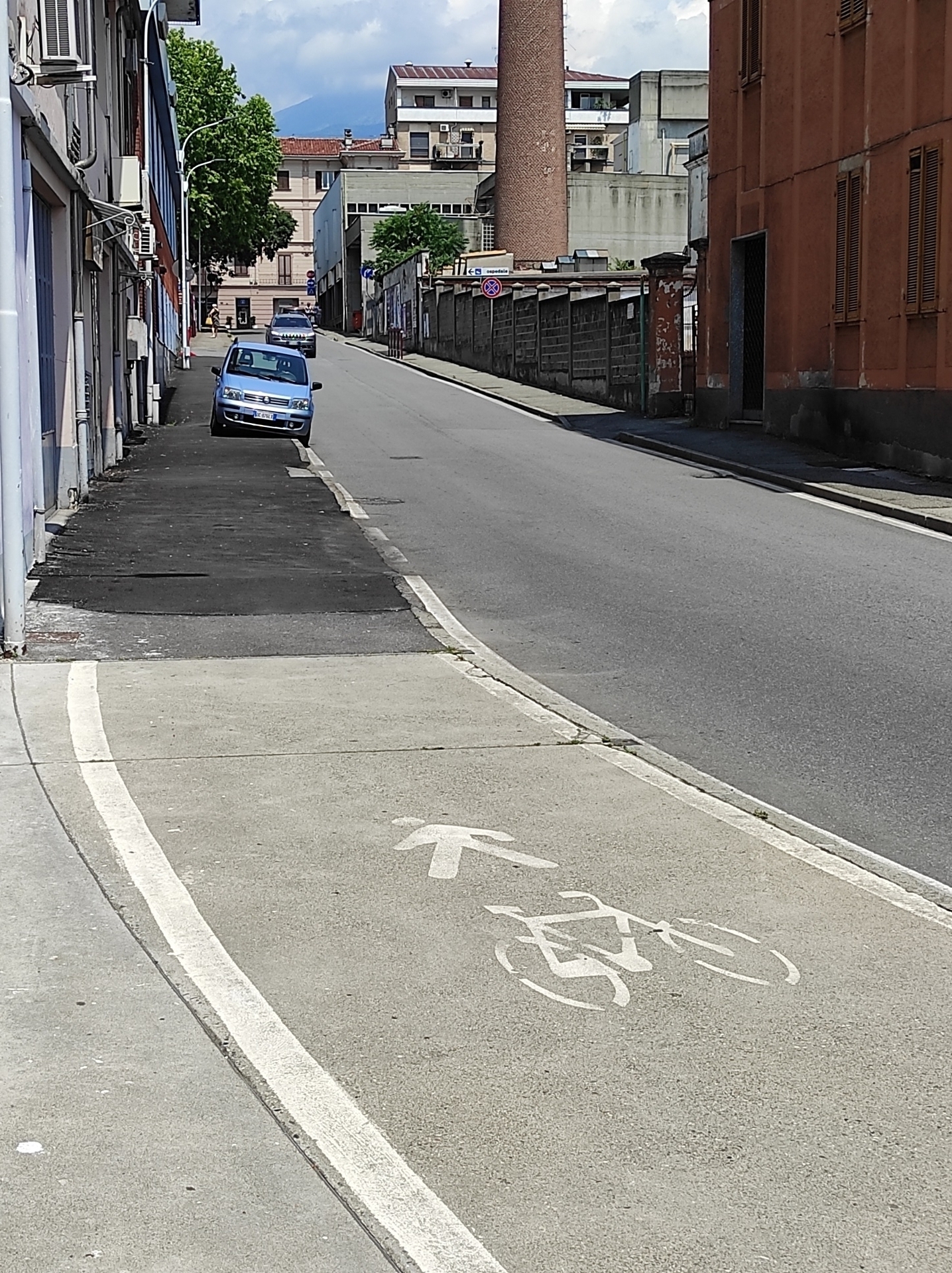 Ivrea, via Dei Mulini, auto in sosta su pista ciclabile