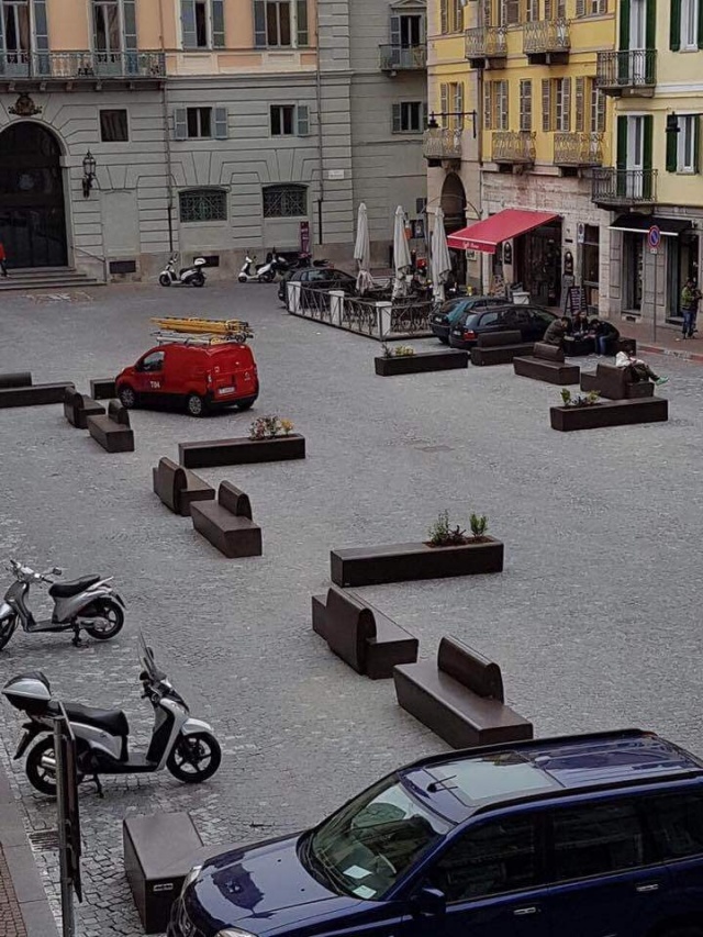 Ivrea, nuove panchine "bara" di piazza di Città