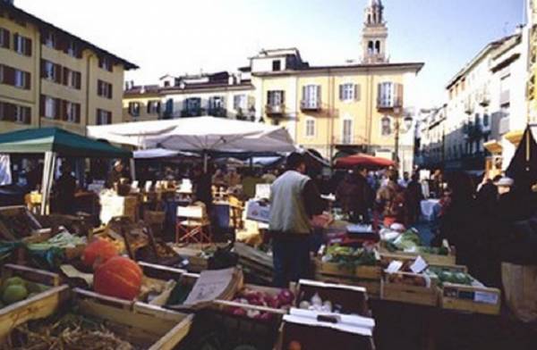 In foto i mercatini di Casale Monferrato