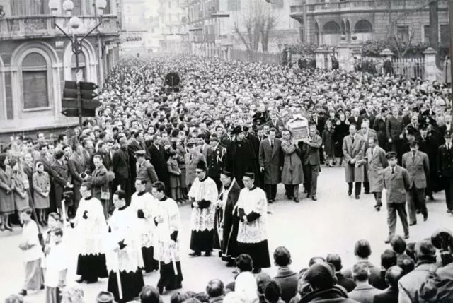 In foto i funerali di Adriano Olivetti (foto archivio dalla pagina facebook 