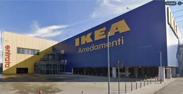 In foto la sede IKEA di Collegno (TO)