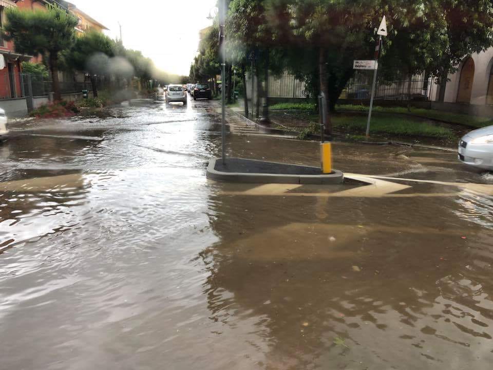 Leinì, strada allagata dall´improvviso temporale