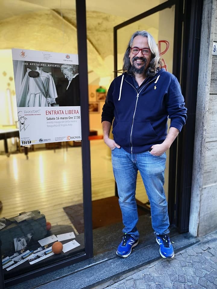 Virgilio Ardy all'ingresso della sua mostra fotografica