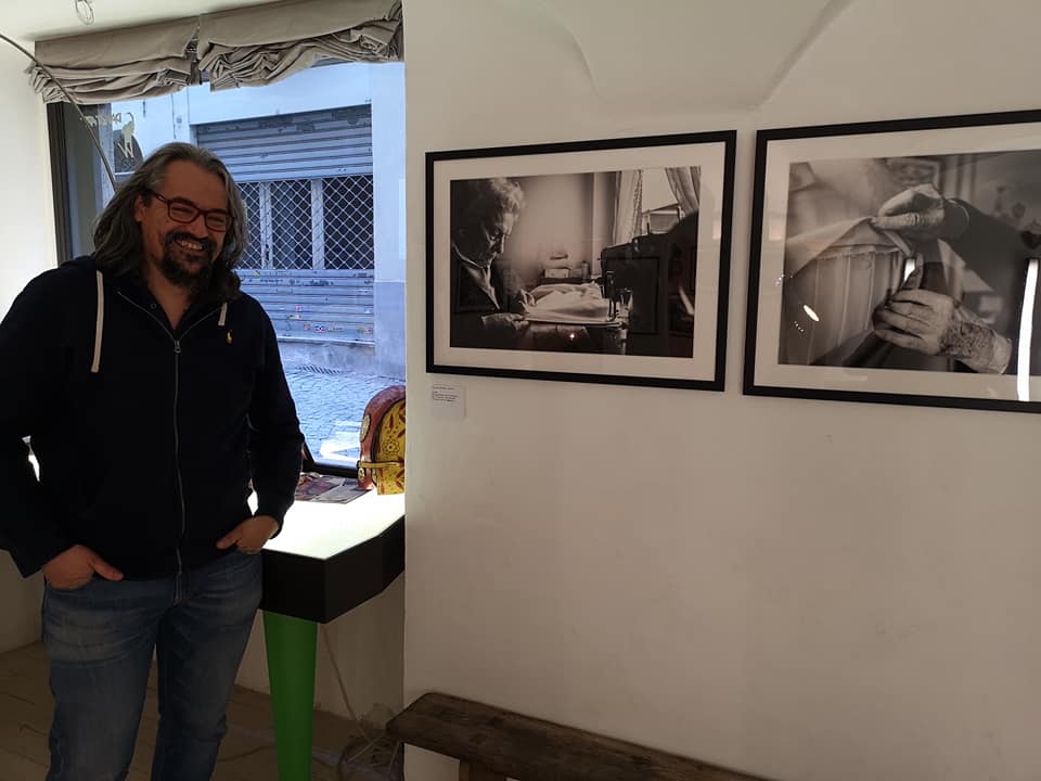 Virgilio Ardy all'ingresso della sua mostra fotografica