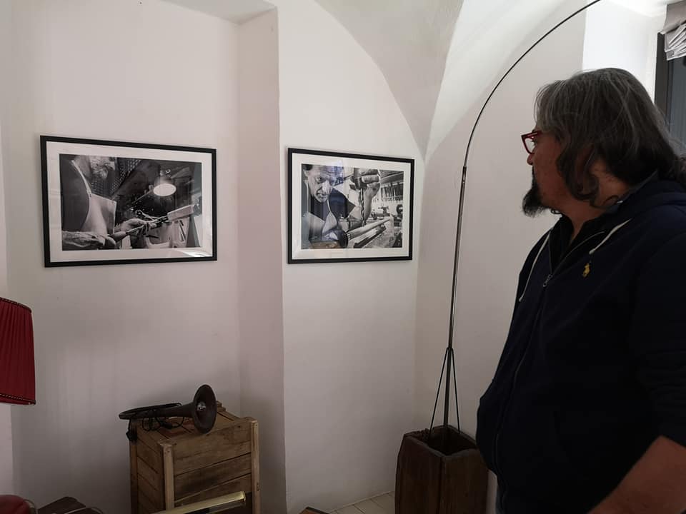 Virgilio Ardy all'ingresso della sua mostra fotografica