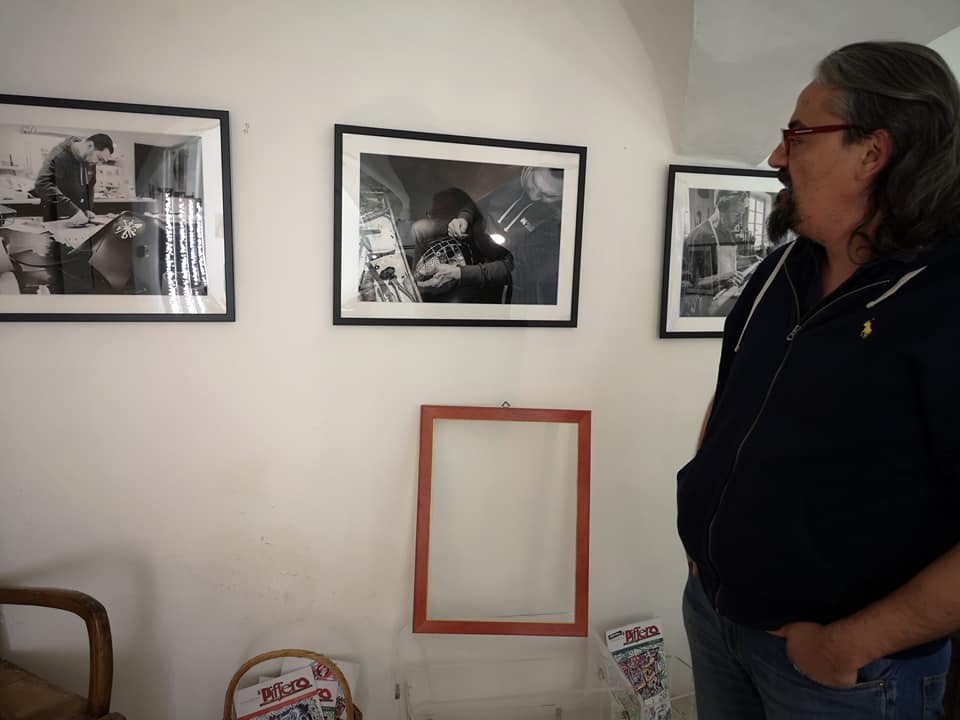 Virgilio Ardy all'ingresso della sua mostra fotografica