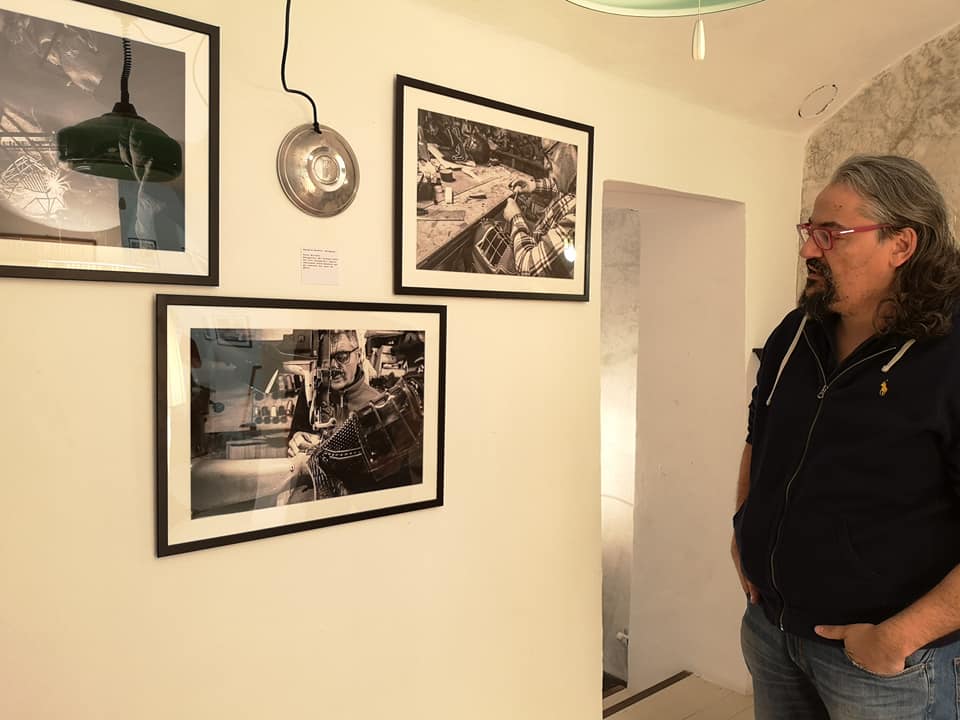 Virgilio Ardy all'ingresso della sua mostra fotografica