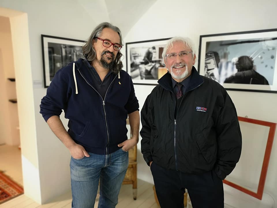 Virgilio Ardy all'ingresso della sua mostra fotografica