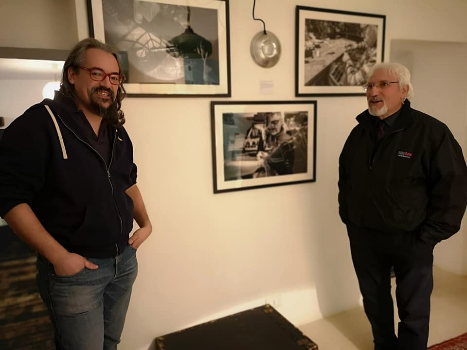 Virgilio Ardy all'ingresso della sua mostra fotografica