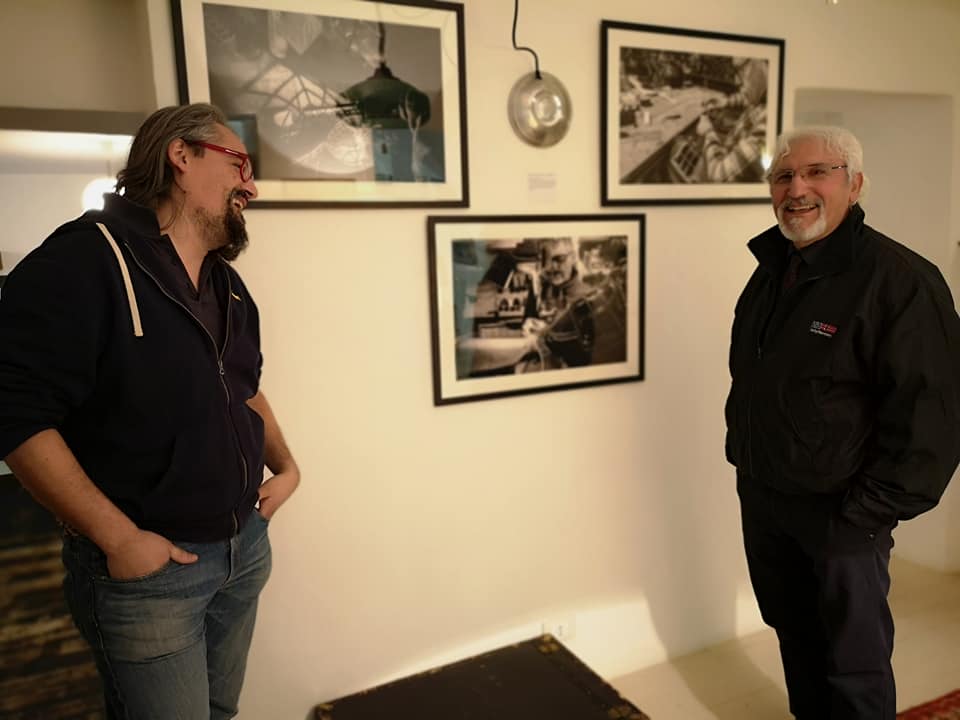 Virgilio Ardy all'ingresso della sua mostra fotografica