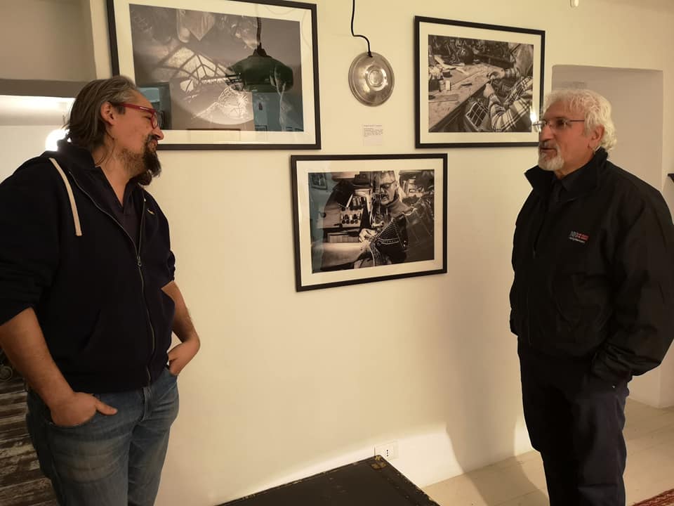 Virgilio Ardy all'ingresso della sua mostra fotografica