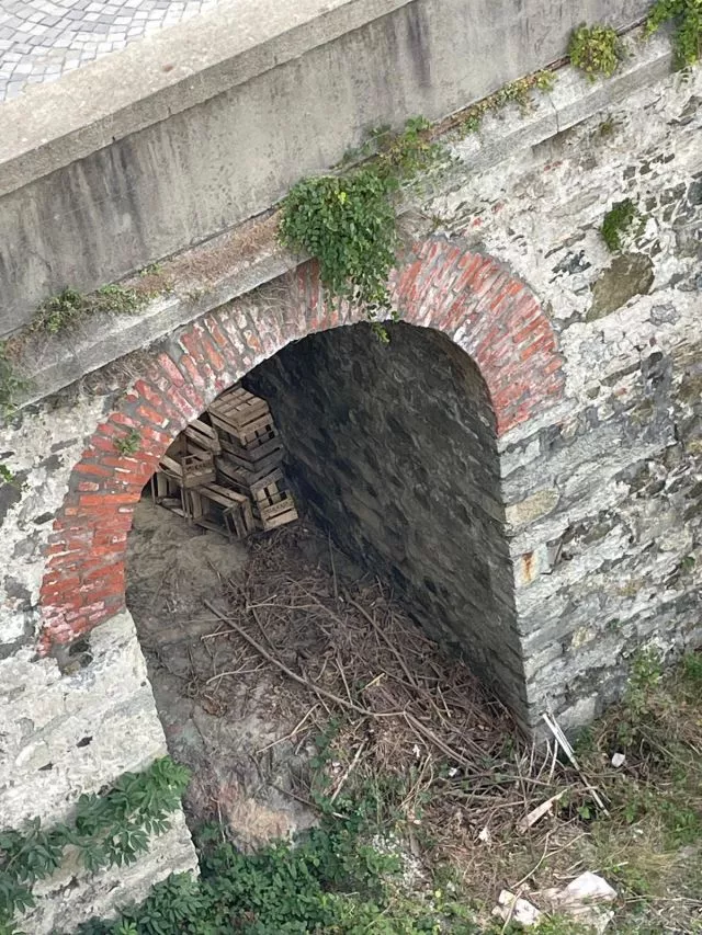 Cassette delle arance abbandonate sul fiume Dora Baltea