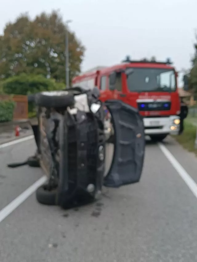 Auto capovolta per incidente